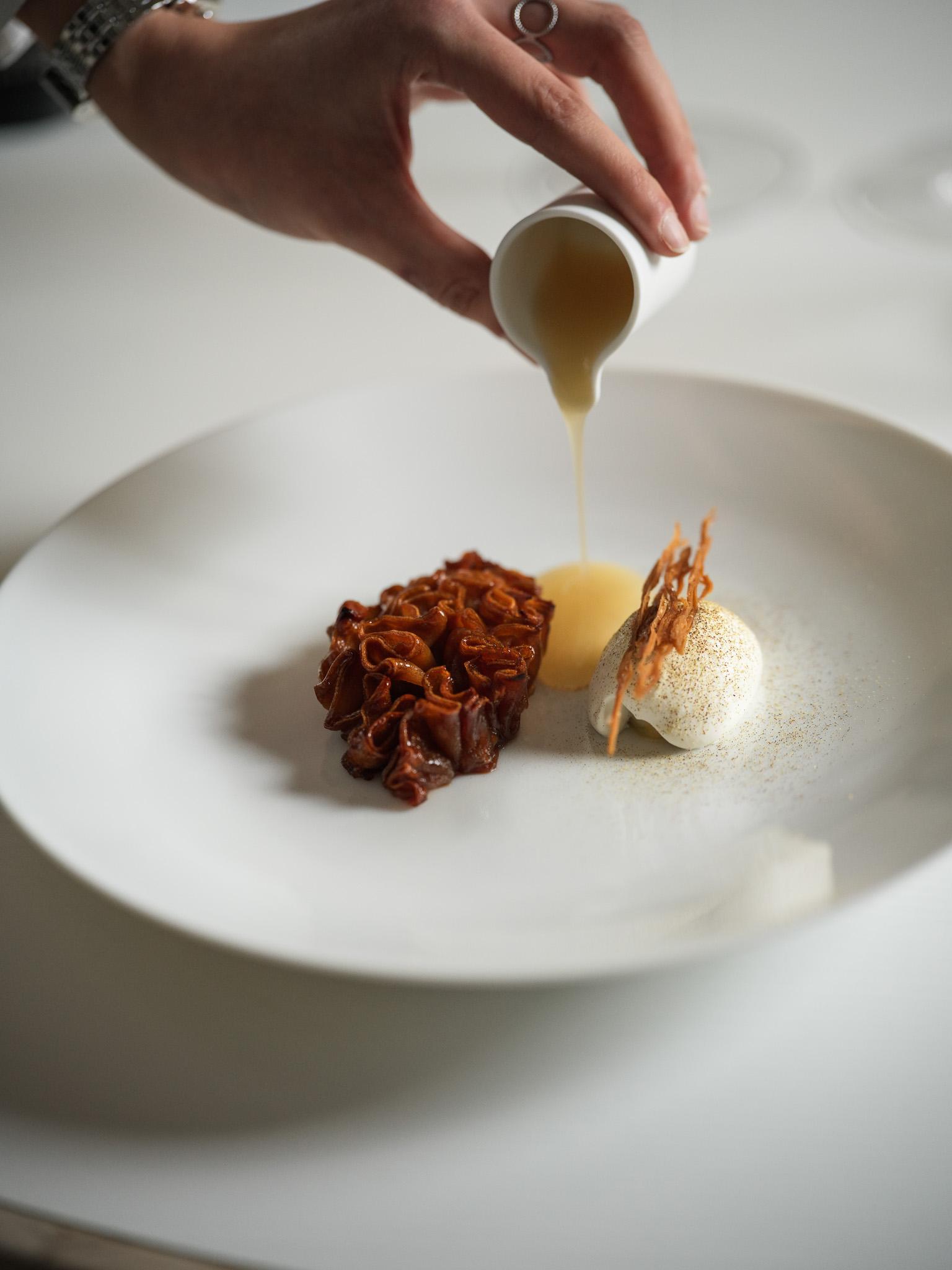 Le Rouget et dessert à la pomme à la Table du Castellet © Stéphane Riss