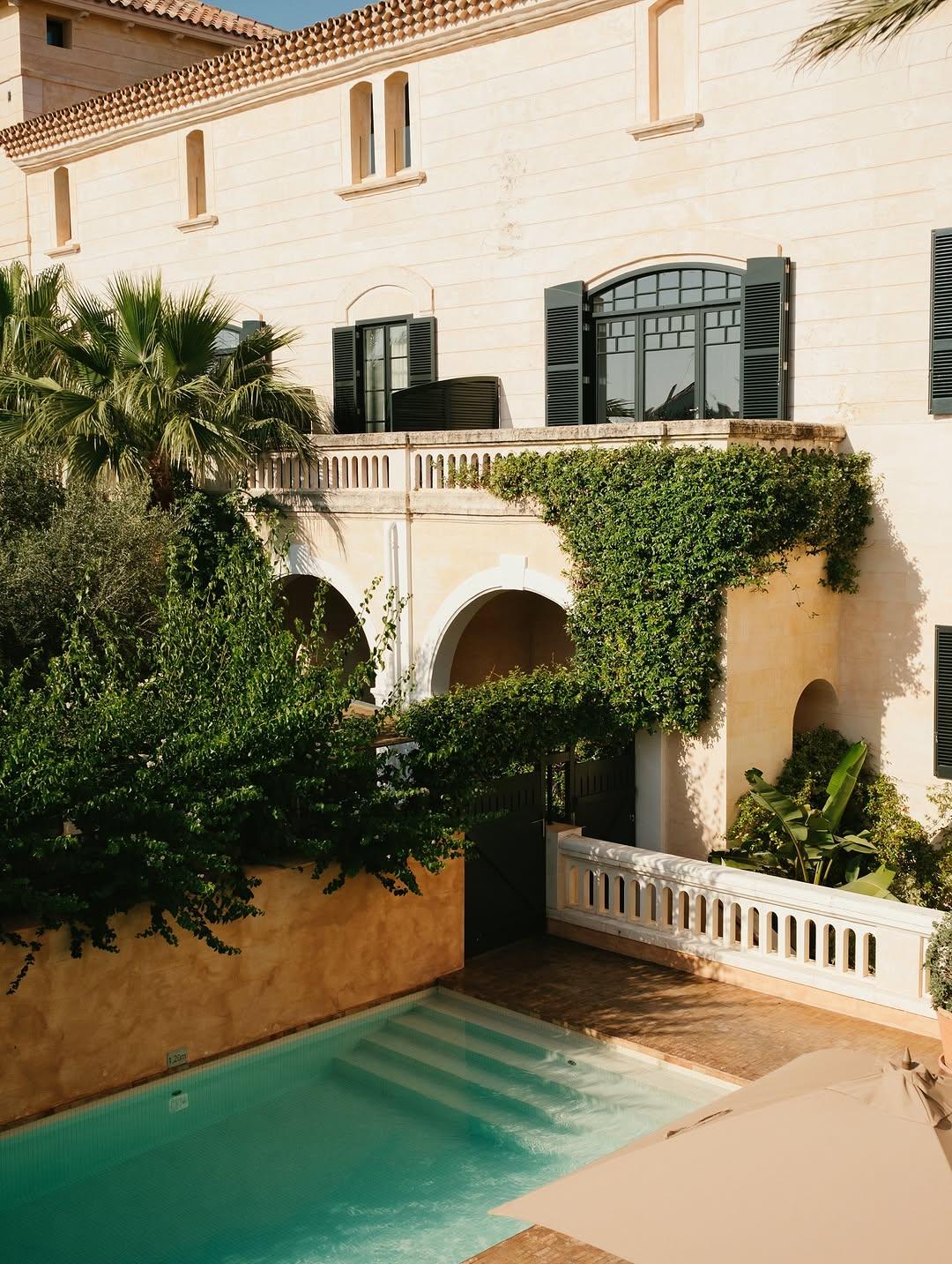 Se prélasser dans la piscine de son hôtel à Minorque © Faustino Gran Relais & Châteaux