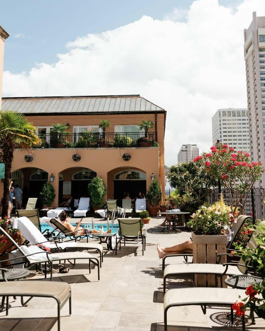La piscine en rooftop de l’hôtel Monteleone © alyssaforbesphotography