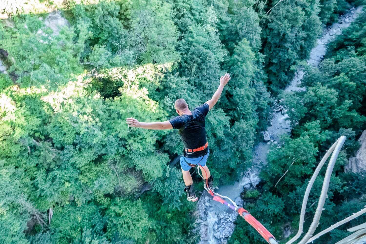 Une belle montée d’adrénaline en saut à l’élastique depuis le pont de Saint-Gervais © Boris Molinier