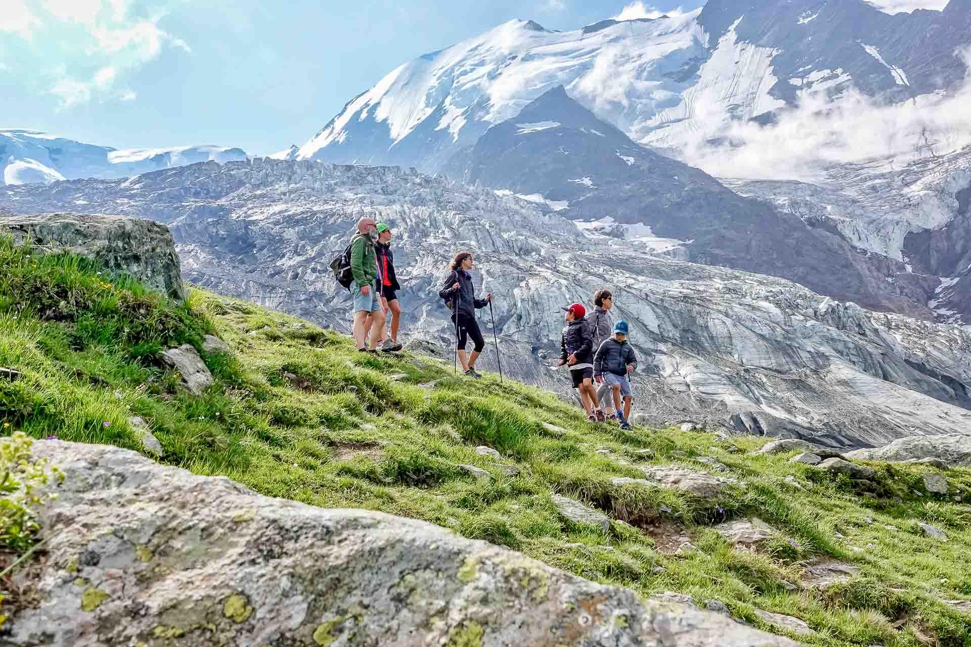 Même en été, la haute montagne et les glaciers, ici le glacier de Bionnassay, restent couvert de neige © Boris Molinier