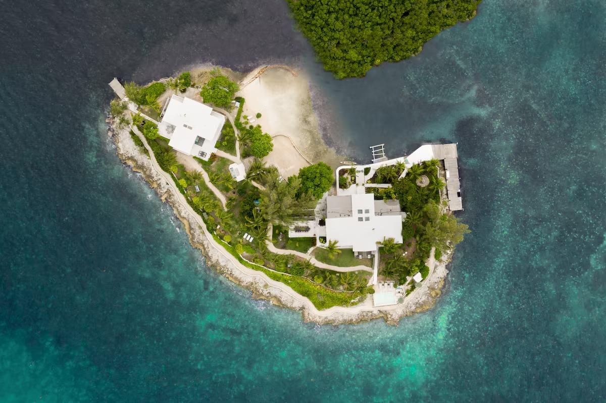 Île privée Airbnb de luxe aux Bahamas vue du ciel © Airbnb