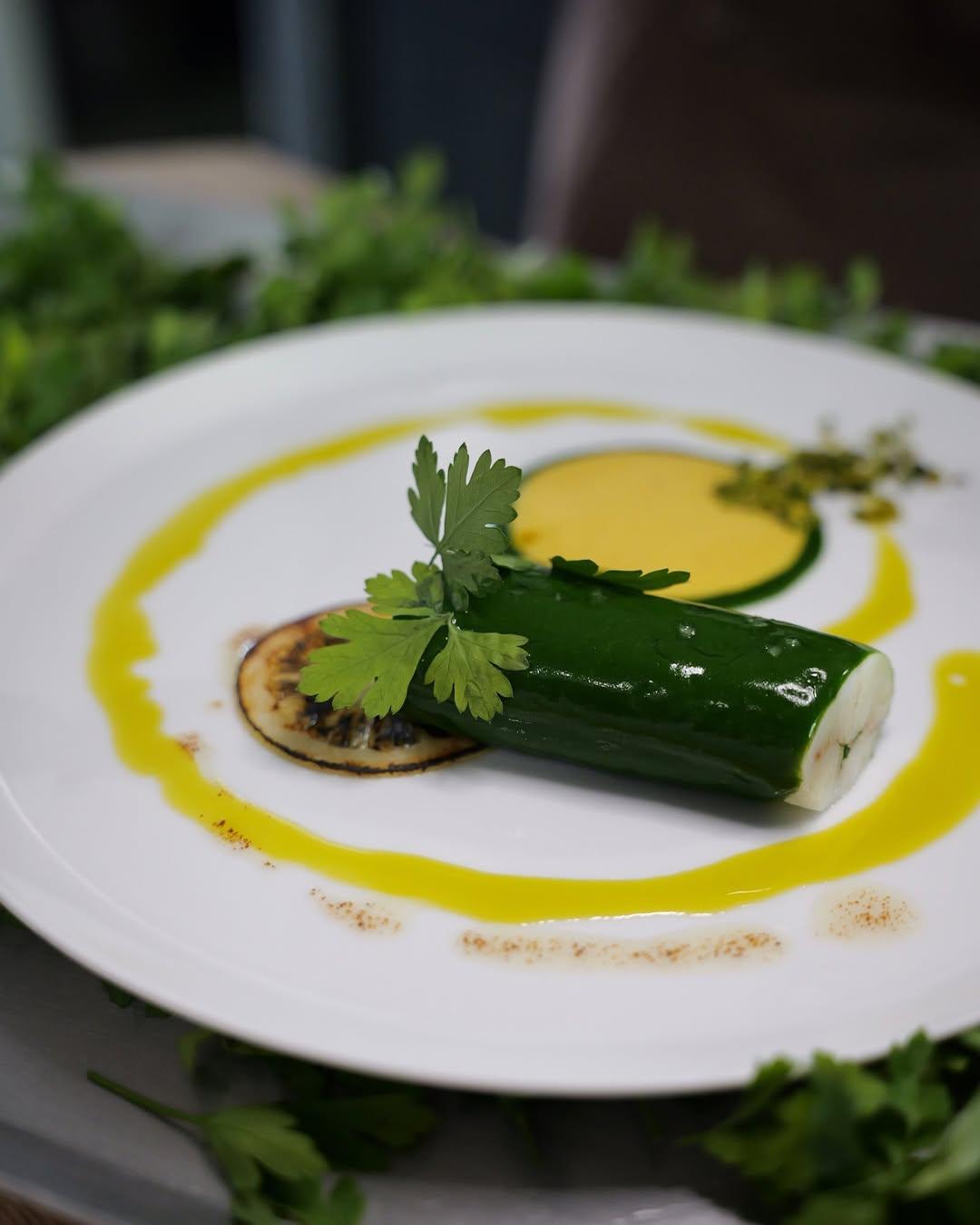 Sole de petit bateau parsemée de persil, de citron et de pistache © maisondecoret Sole de petit bateau parsemée de persil, de citron et de pistache © maisondecoret