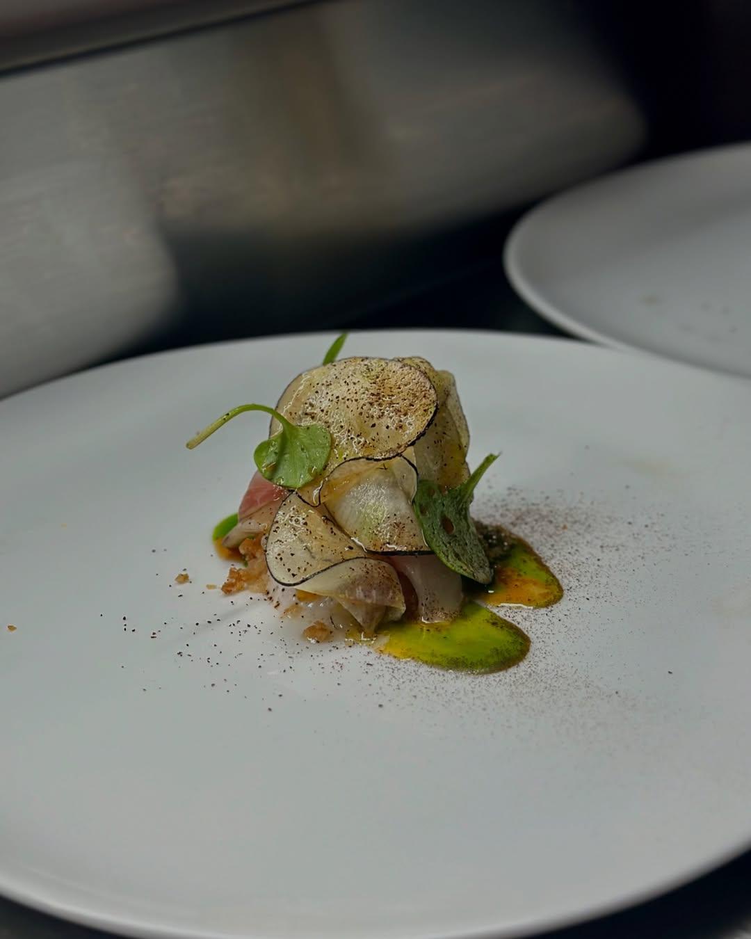 Dorade marinée à l’huile de piment, salade de radis noir & cresson, jus de bœuf corsé © Le Chamarlenc Dorade marinée à l’huile de piment, salade de radis noir & cresson, jus de bœuf corsé © Le Chamarlenc