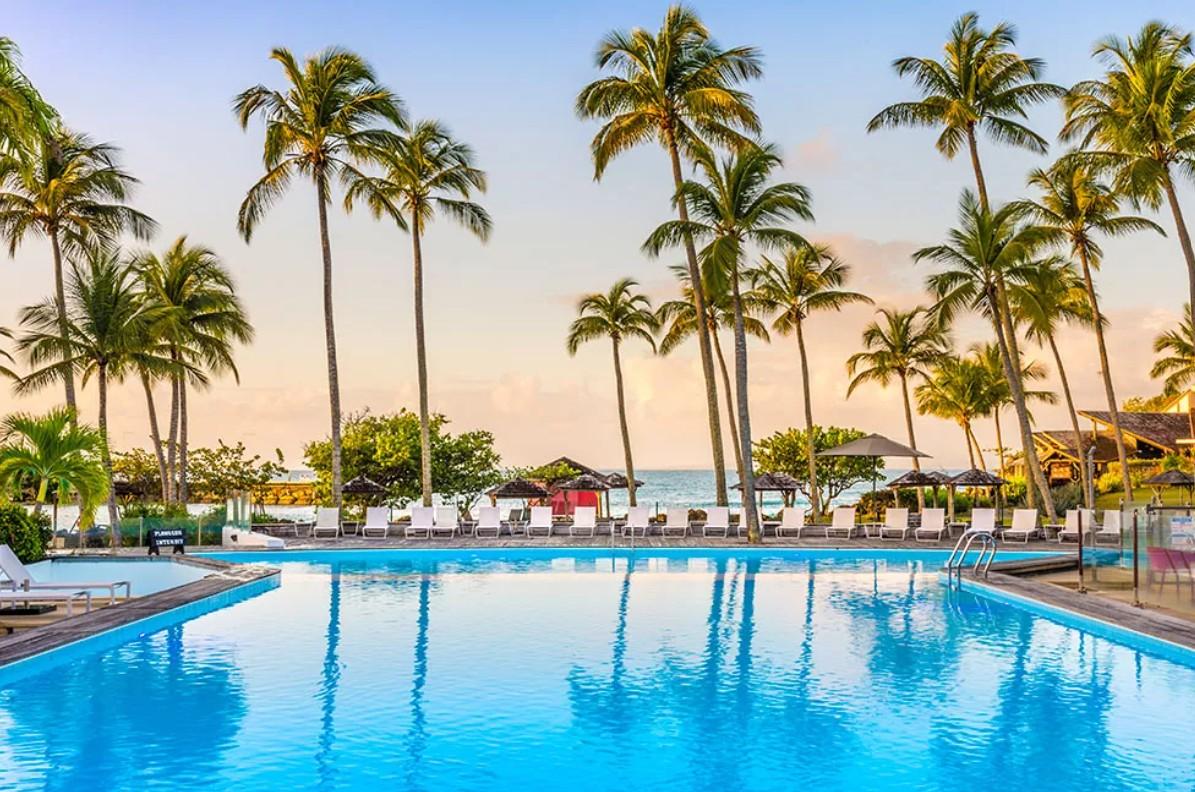 La piscine face aux palmiers © La Créole Beach Hôtel & Spa