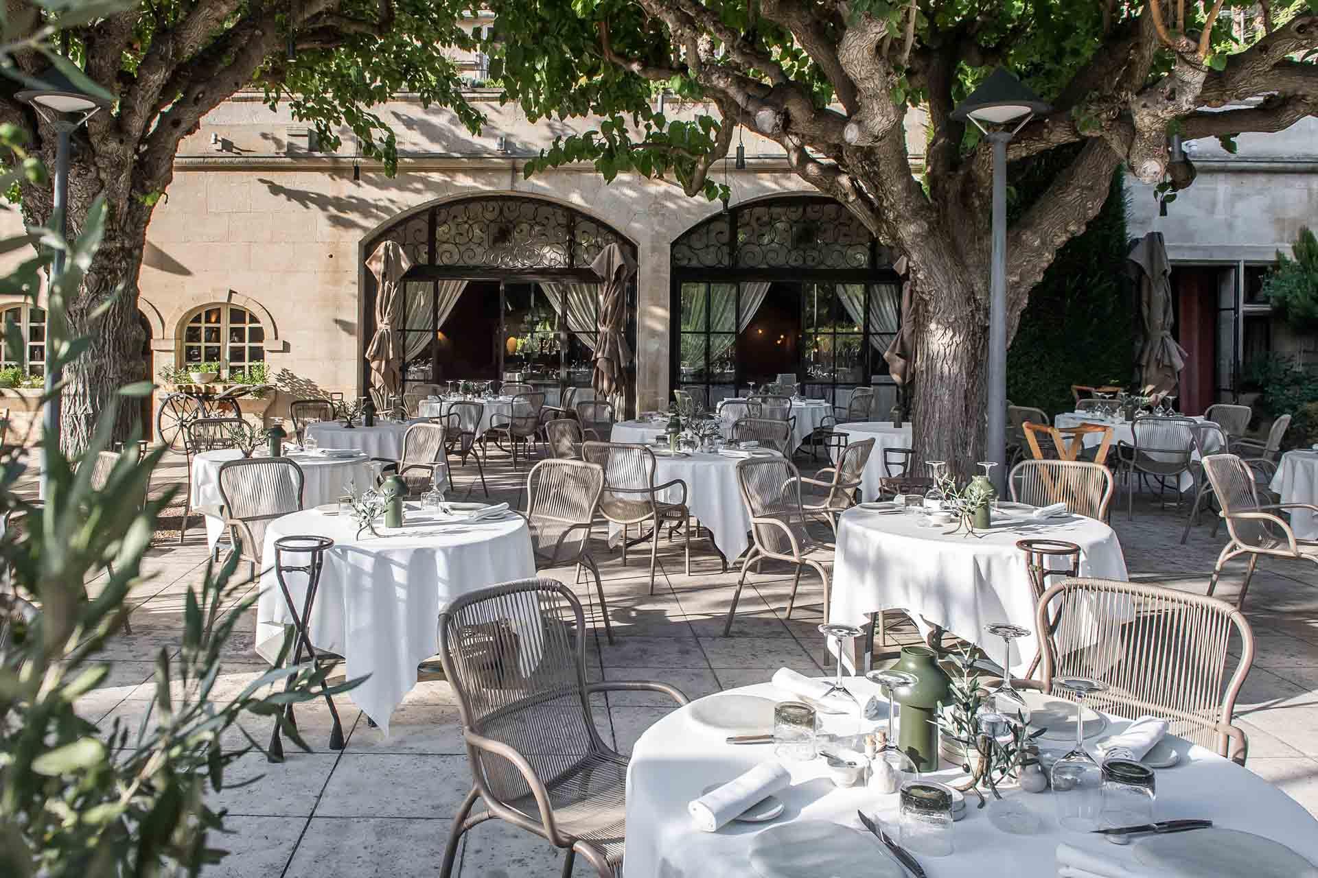 Le restaurant l’Oustau, en terrasse ou sous ses belles voûtes en pierre © Virginie Ovessian Photographe