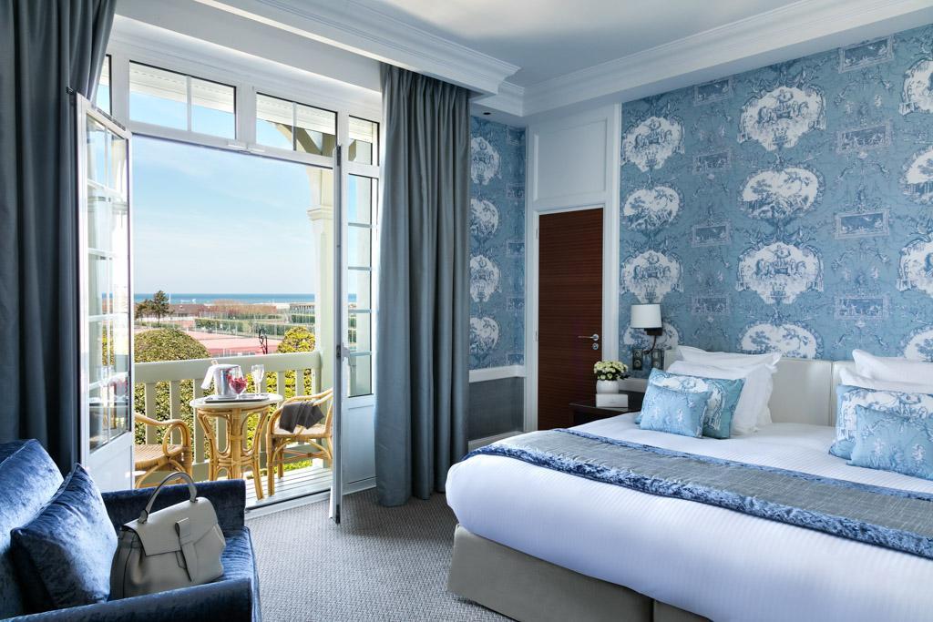 La chambre de luxe vue mer de l’hôtel à Deauville © Barrière 