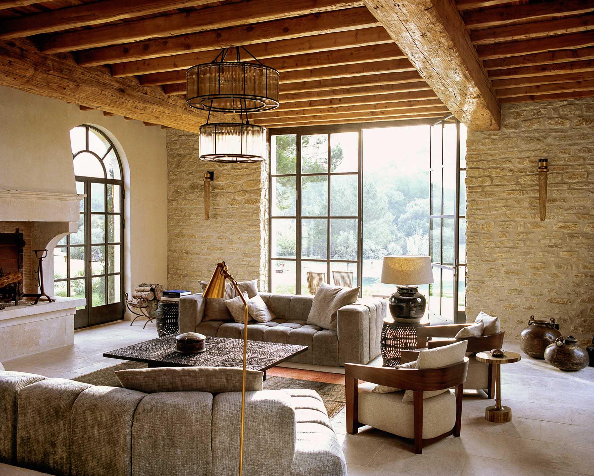 Décor tout en contraste à la Bastide de Fléchon, avec poutres apparentes et suspensions aériennes, pierre des Baux et chêne massif © Alexis Armanet