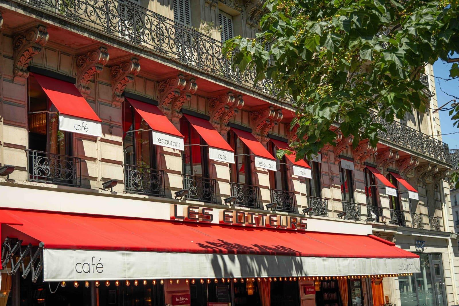 Les magnifiques stores rouges du restaurant © Les Éditeurs