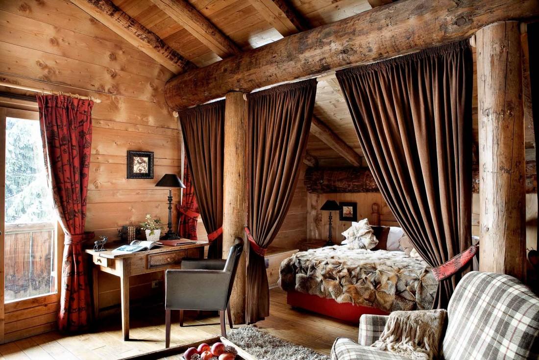 Une chambre tout en bois et tissus chaleureux © lesfermesdemarie