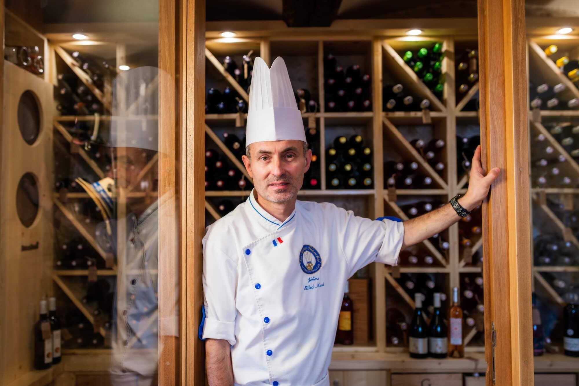 Le chef Jérôme Billod-Morel devant sa cave, qui fait la part belle aux vignerons de la région © DR