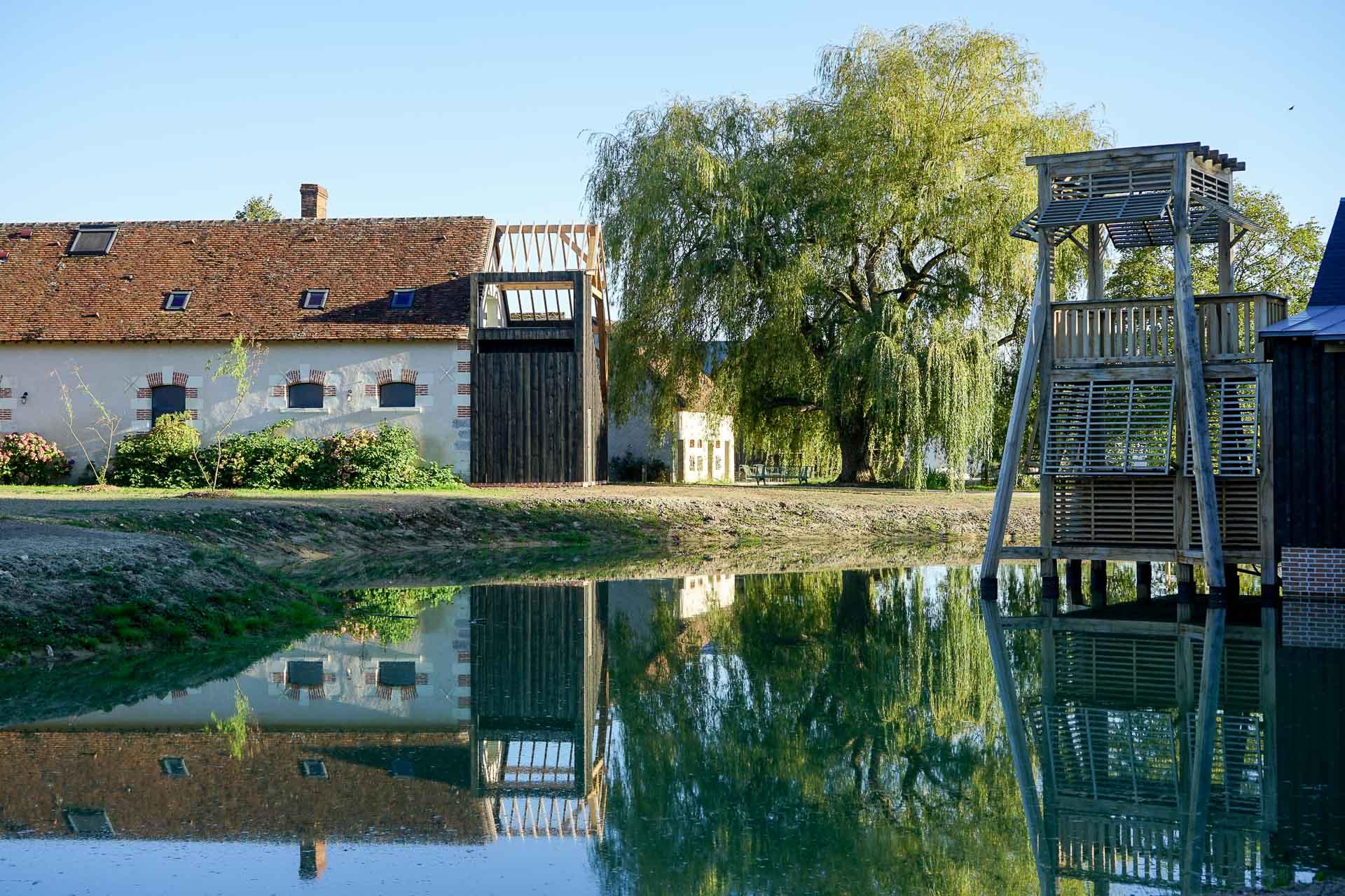 Au cœur du Hameau du Marais. Sur la droite, la suite signature "Le Baron Perché" © MB | YONDER.fr