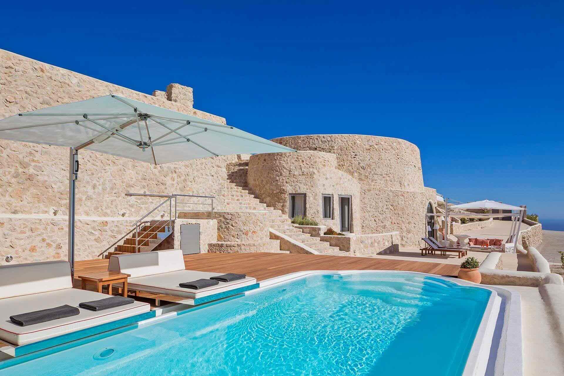 Au pied des murs de pierre de l’ancien four à chaux, la piscine de la villa Celadon s’offre une vue sur la mer Égée. Une villa de luxe des Cyclades au caractère unique. © Blue Villas