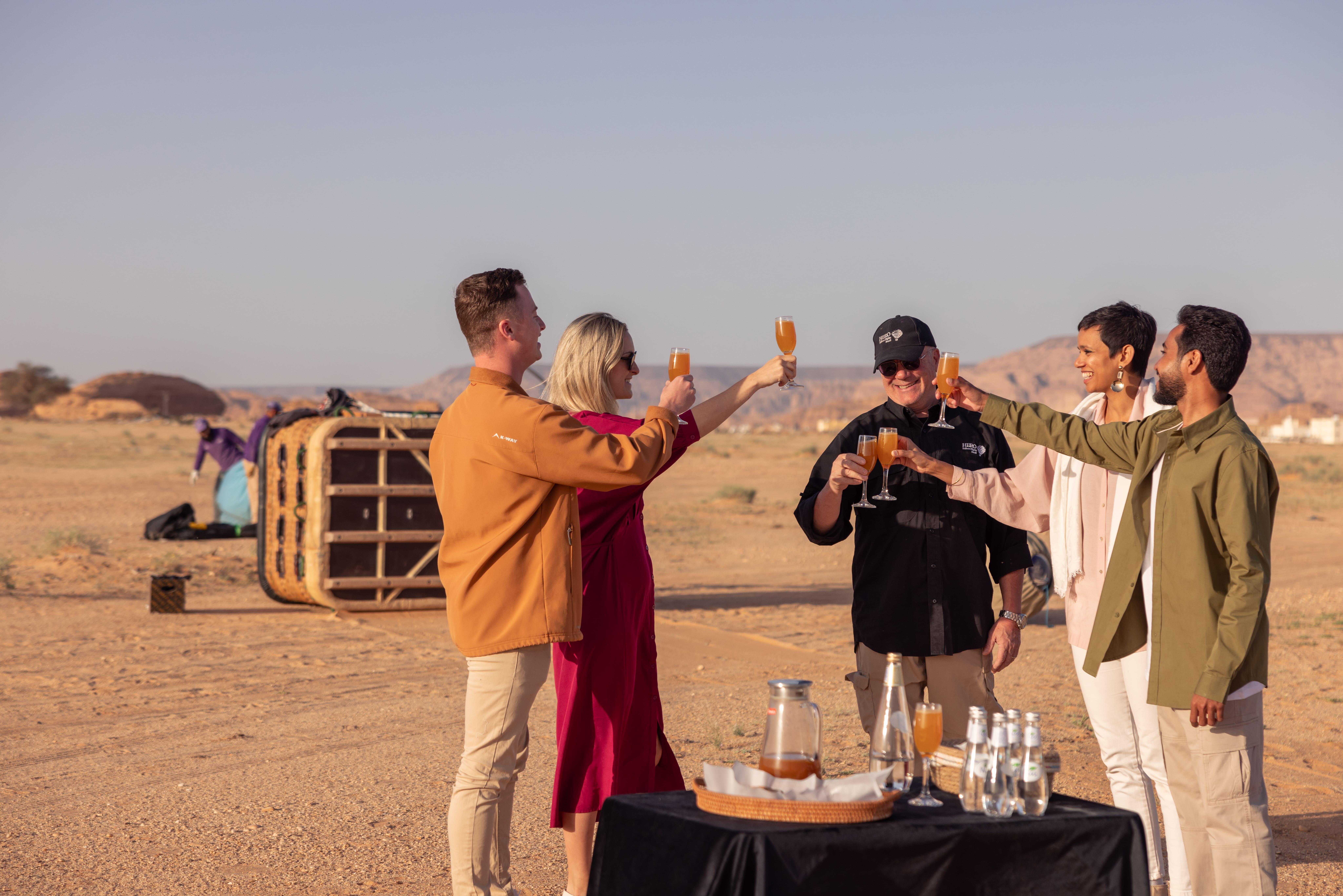 De retour sur terre, un mocktail partagé scelle l’instant, dans la douceur du désert © Hero Balloon Flights Saudi