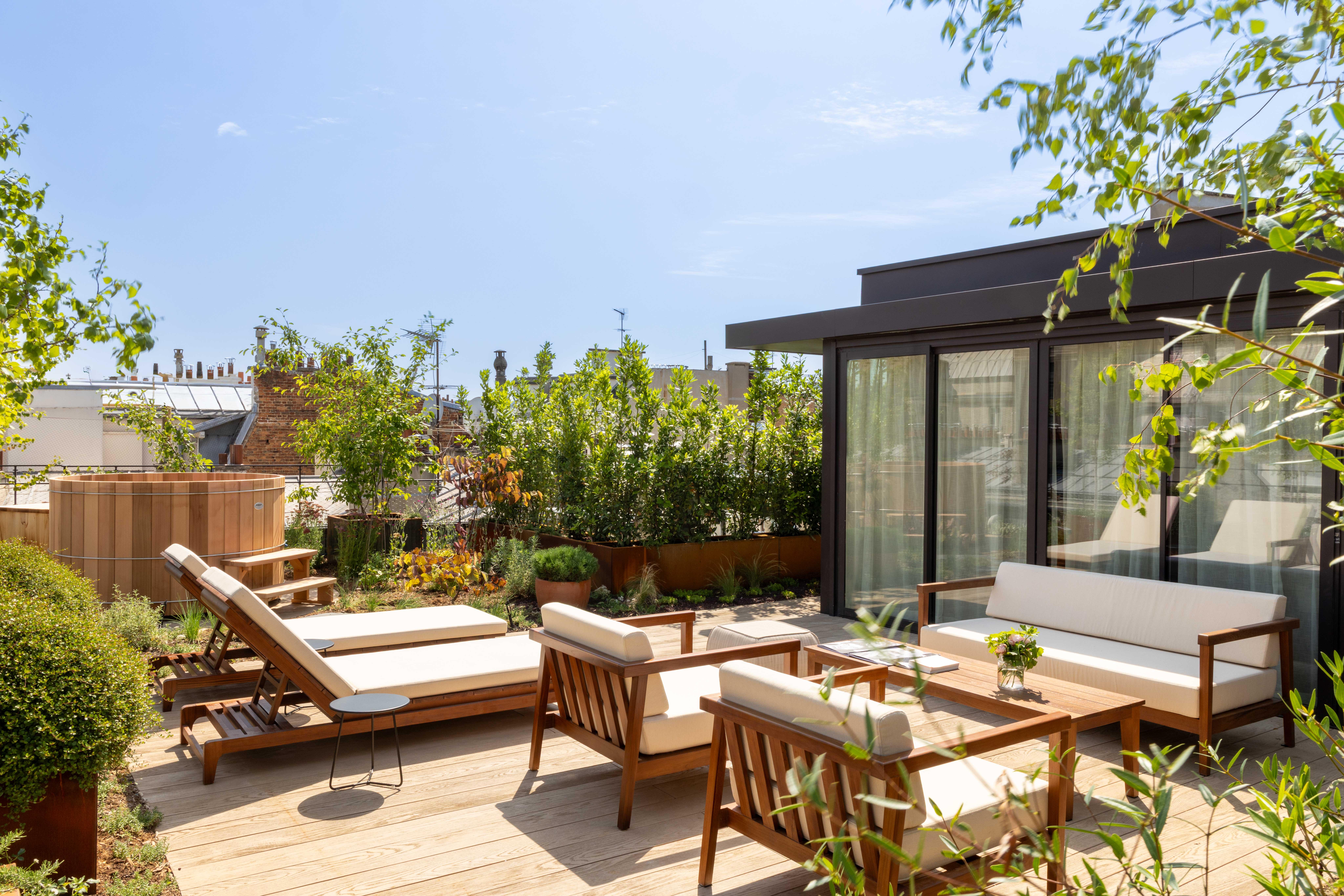 Le rooftop de la Suite Magnolia avec un bain nordique © Belinda 