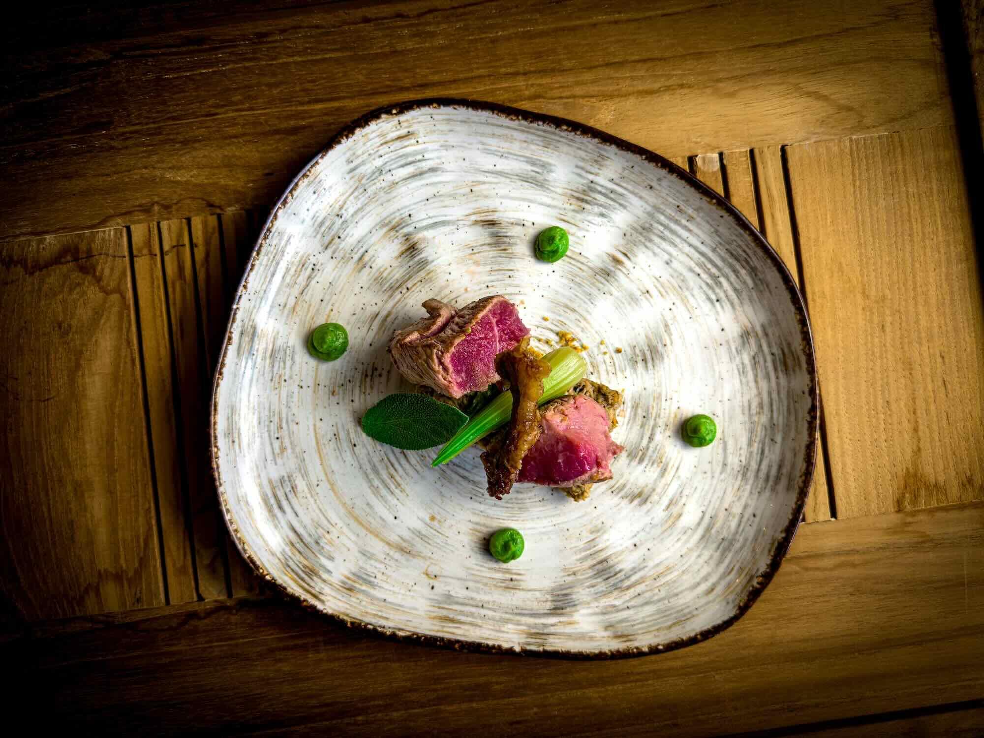 Une assiette du Jardin aux Sources, où le chef travaille les produits d’Occitanie et des viandes de race © DR