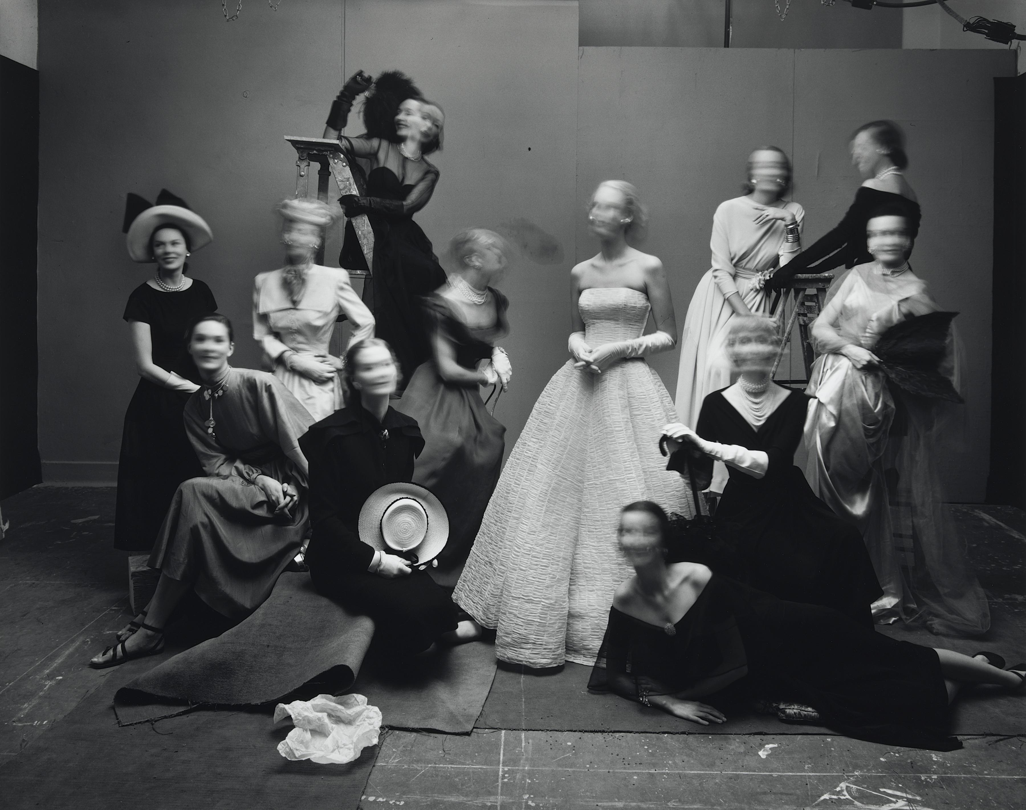 rving Penn, 12 Models Moving Their Heads, New York, 1947  Nicola Erni Collection, Zug  © The Irving Penn Foundation