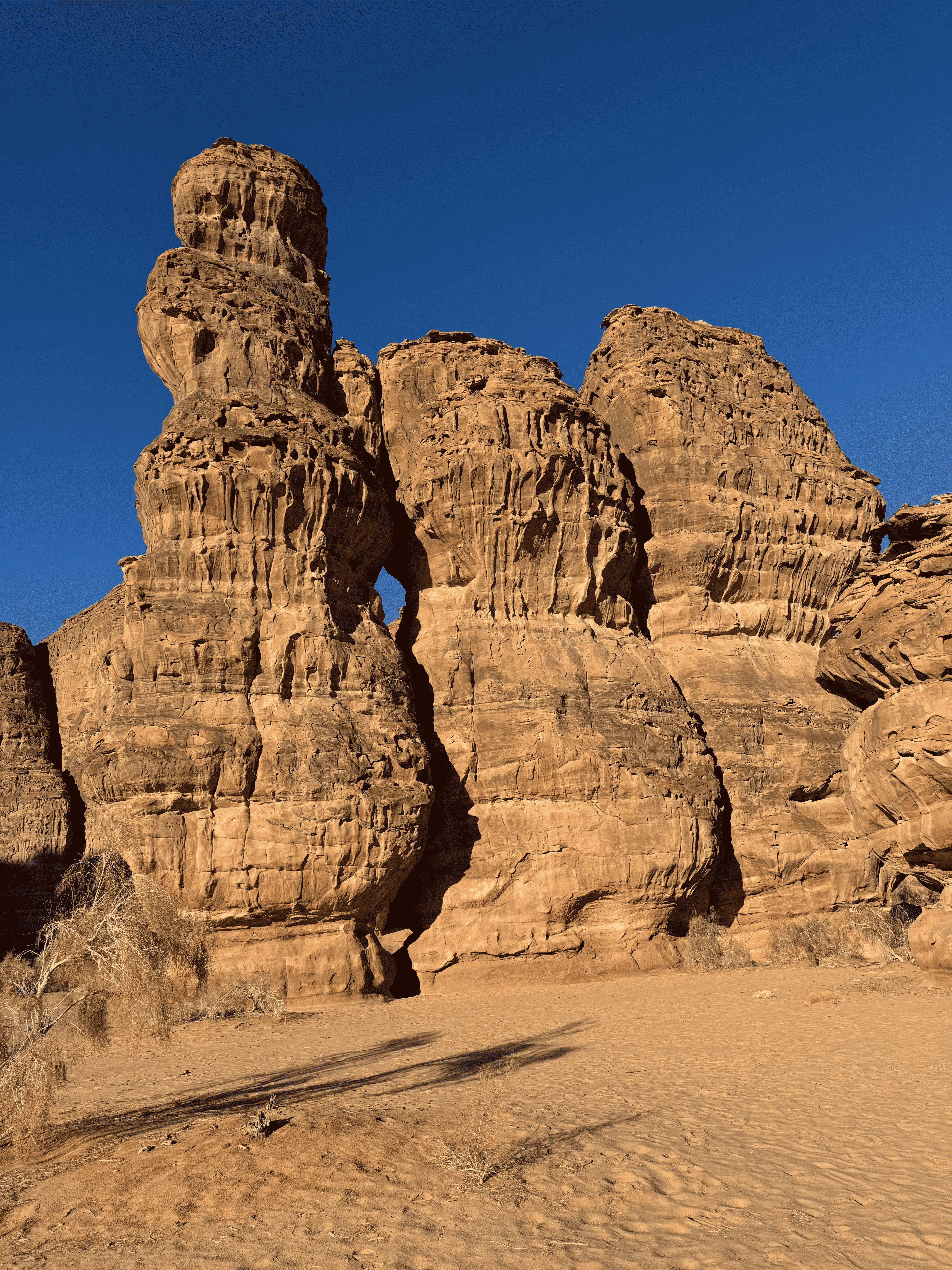 Certaines formations rocheuses évoquent des silhouettes figées, presque humaines © Hugues de Vaulx