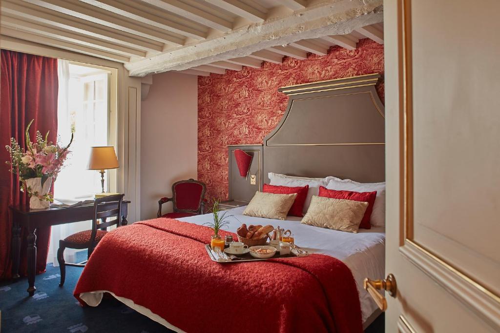 Château d’Audrieu - Intérieurs d’une chambre © DR