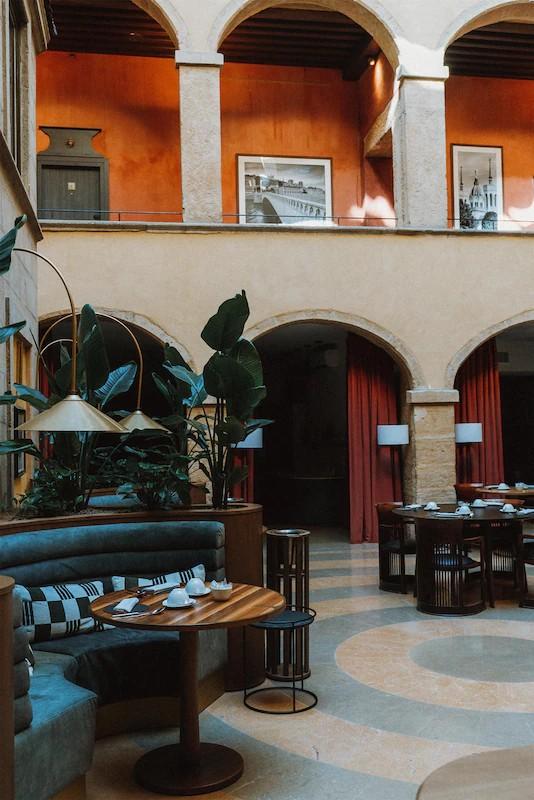 Le petit-déjeuner dans la Grande Cour © Cours des Loges