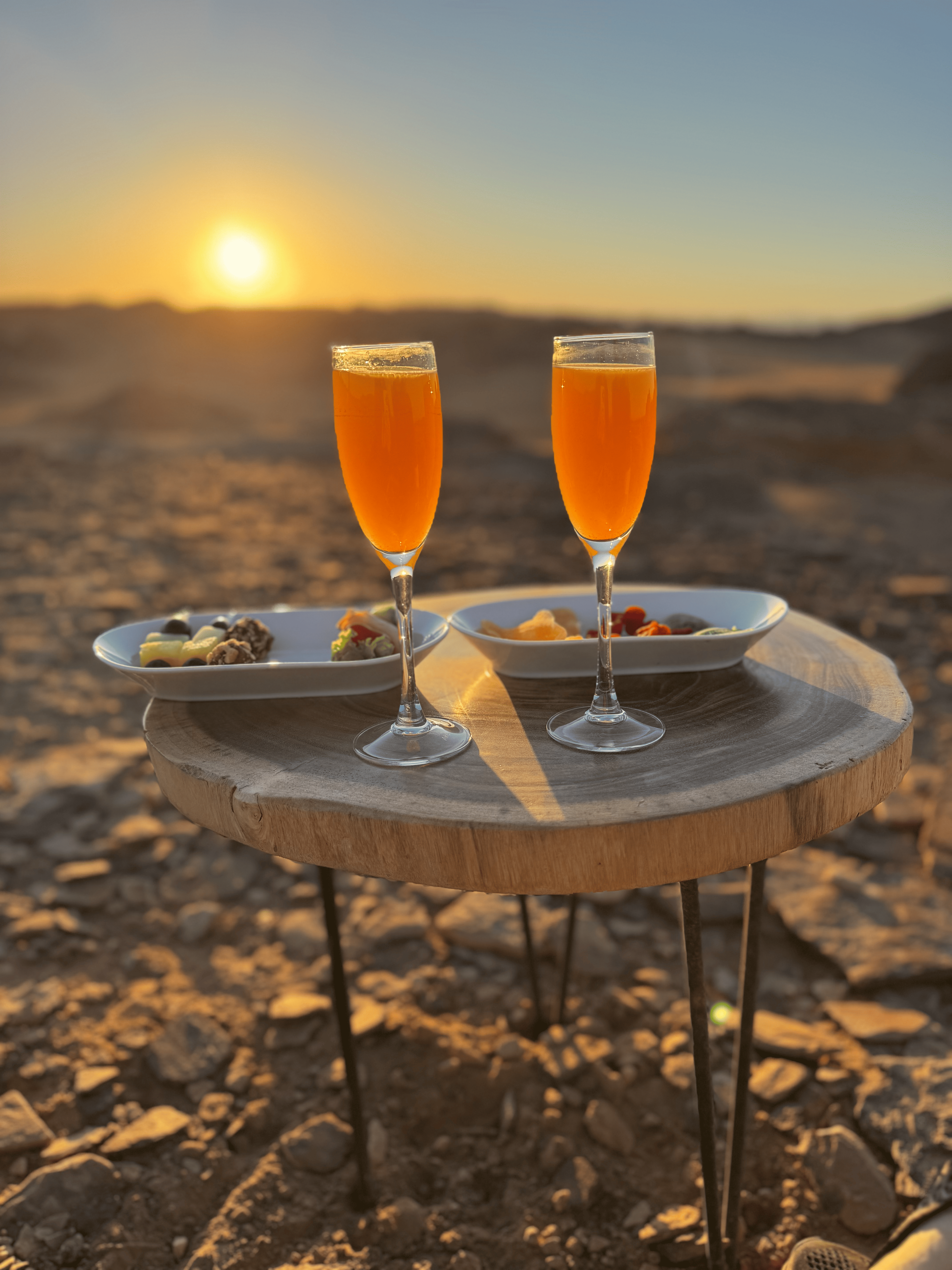 Un apéritif face au coucher du soleil est servi dans un silence presque total © Hugues de Vaulx