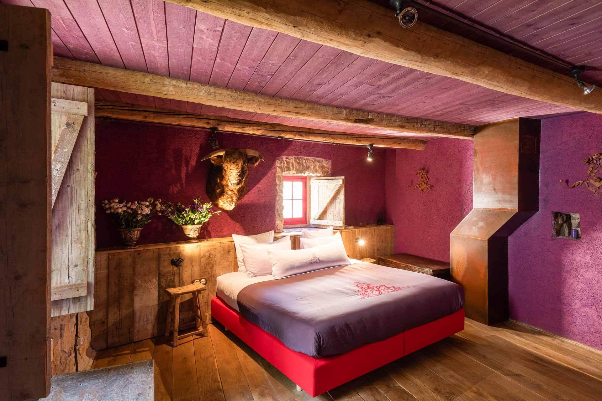 Une chambre dans le village-hôtel de Castigno © DR