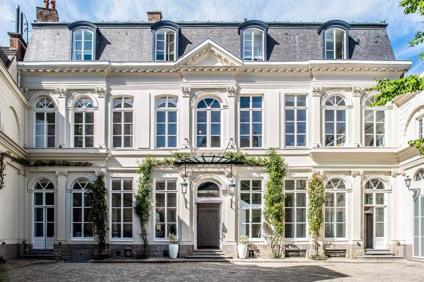 La belle façade du Clarance dans le Vieux Lille et sa cour.