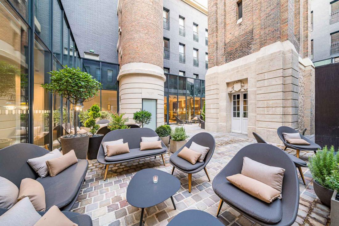 Cour intérieure de l’hôtel 5 étoiles la Caserne Chanzy à Reims © Naiim de la Lisière