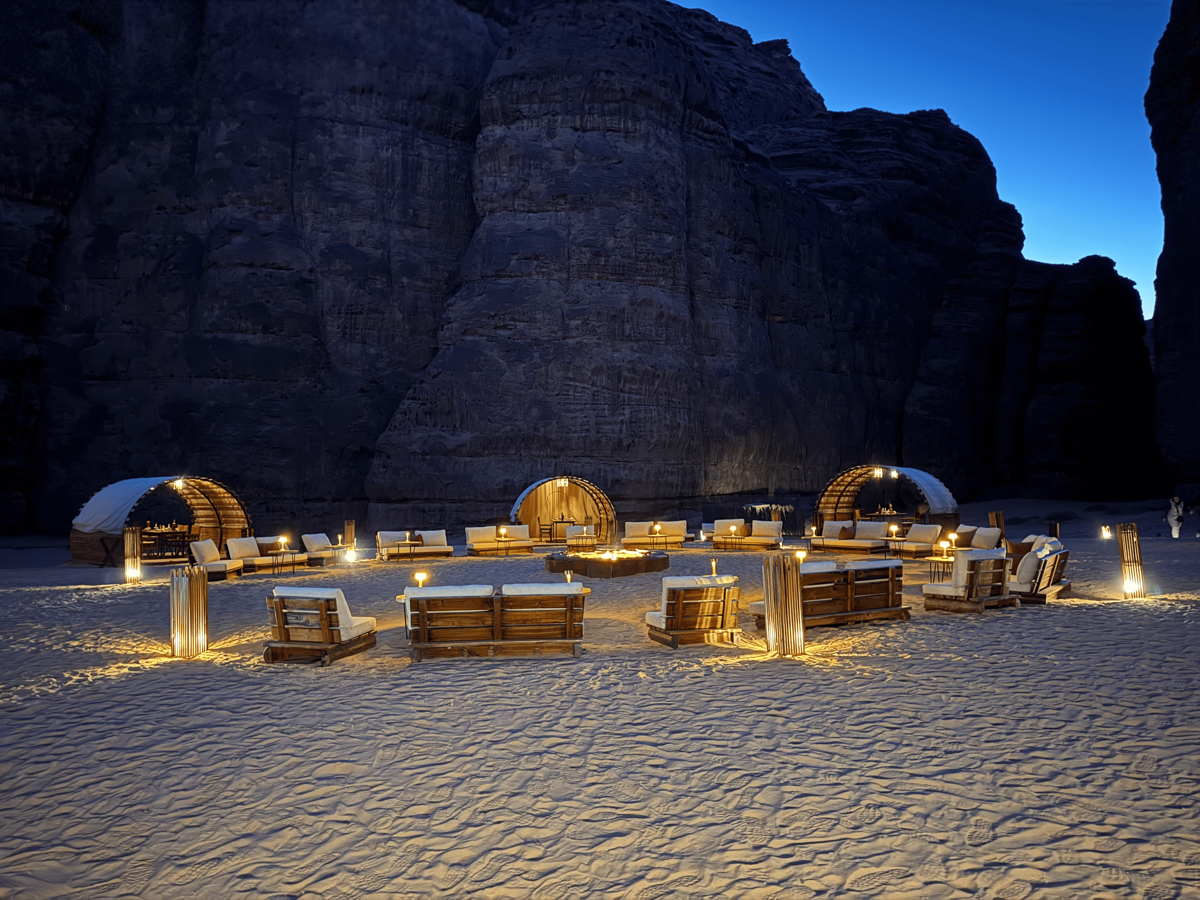 À la tombée de la nuit, le camp installé par l’équipe Platinum Heritage se dévoile © Hugues de Vaulx