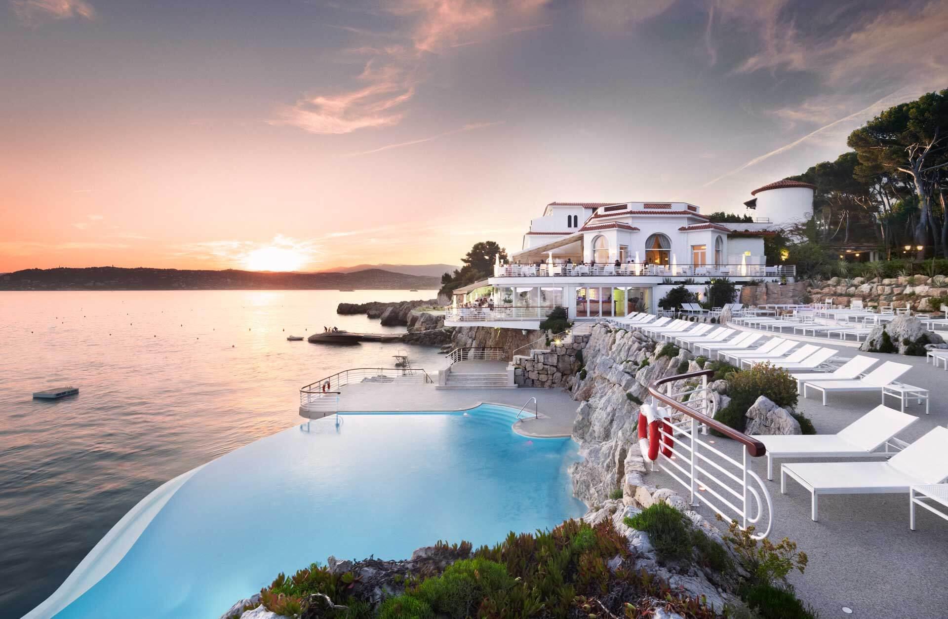 Coucher de soleil sur la piscine de l’Hôtel du Cap Eden Roc © DR