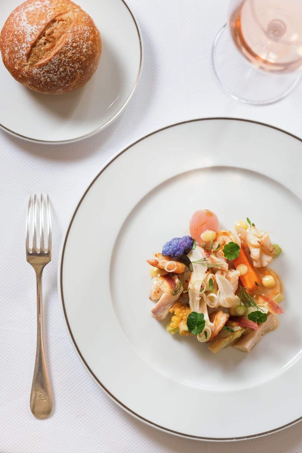 Dîner à la table de l’hôtel dans le Var © Hostellerie de l’Abbaye de La Celle