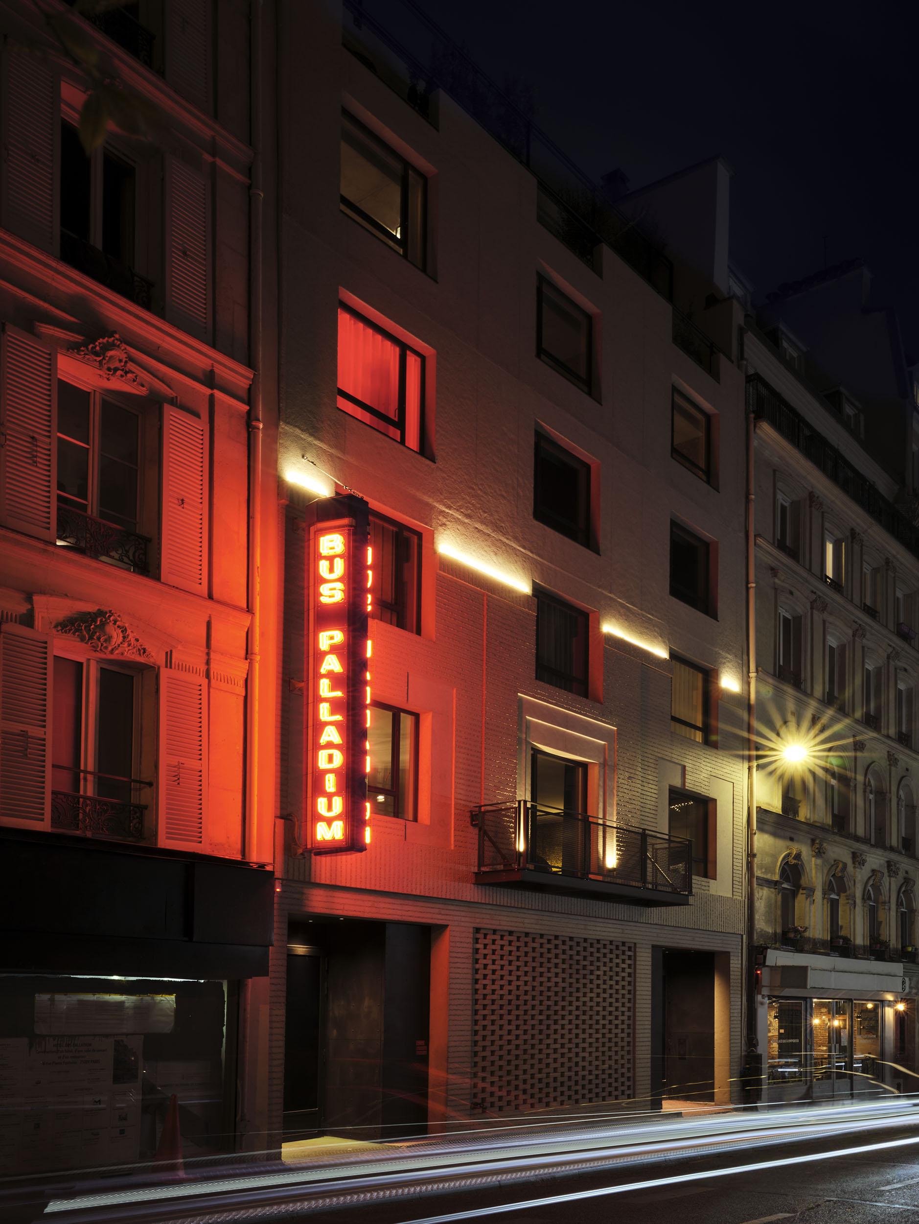 La façade du Bus Palladium © Mathieu Salvaing