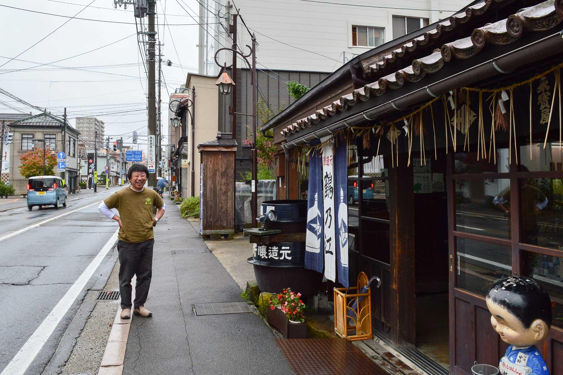 Monsieur Mukaï, brasseur de saké, devant le magasin Tsurunoe Shuzo.