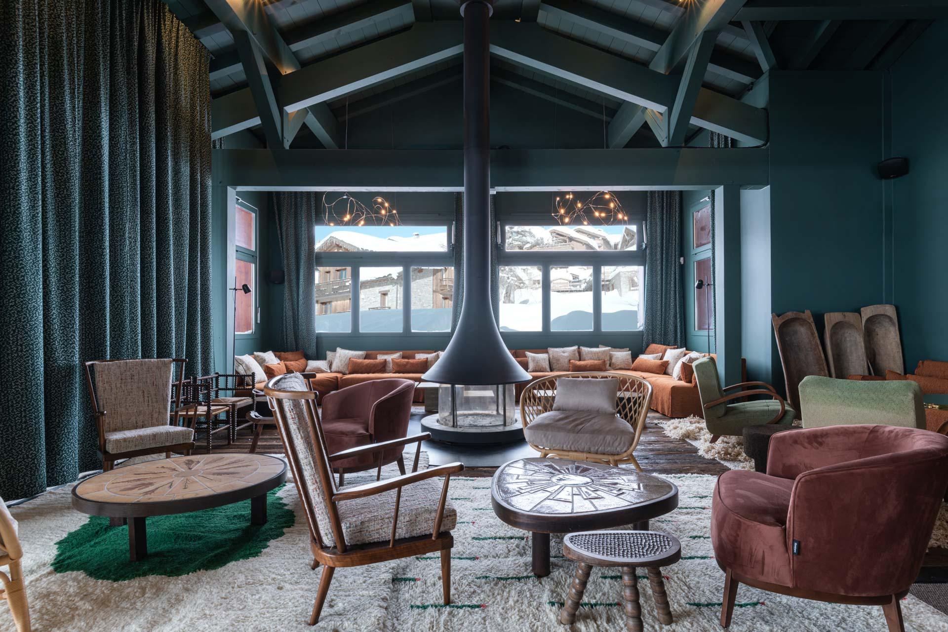 Le bar de l’hôtel de luxe à la montagne ILY à La Rosière