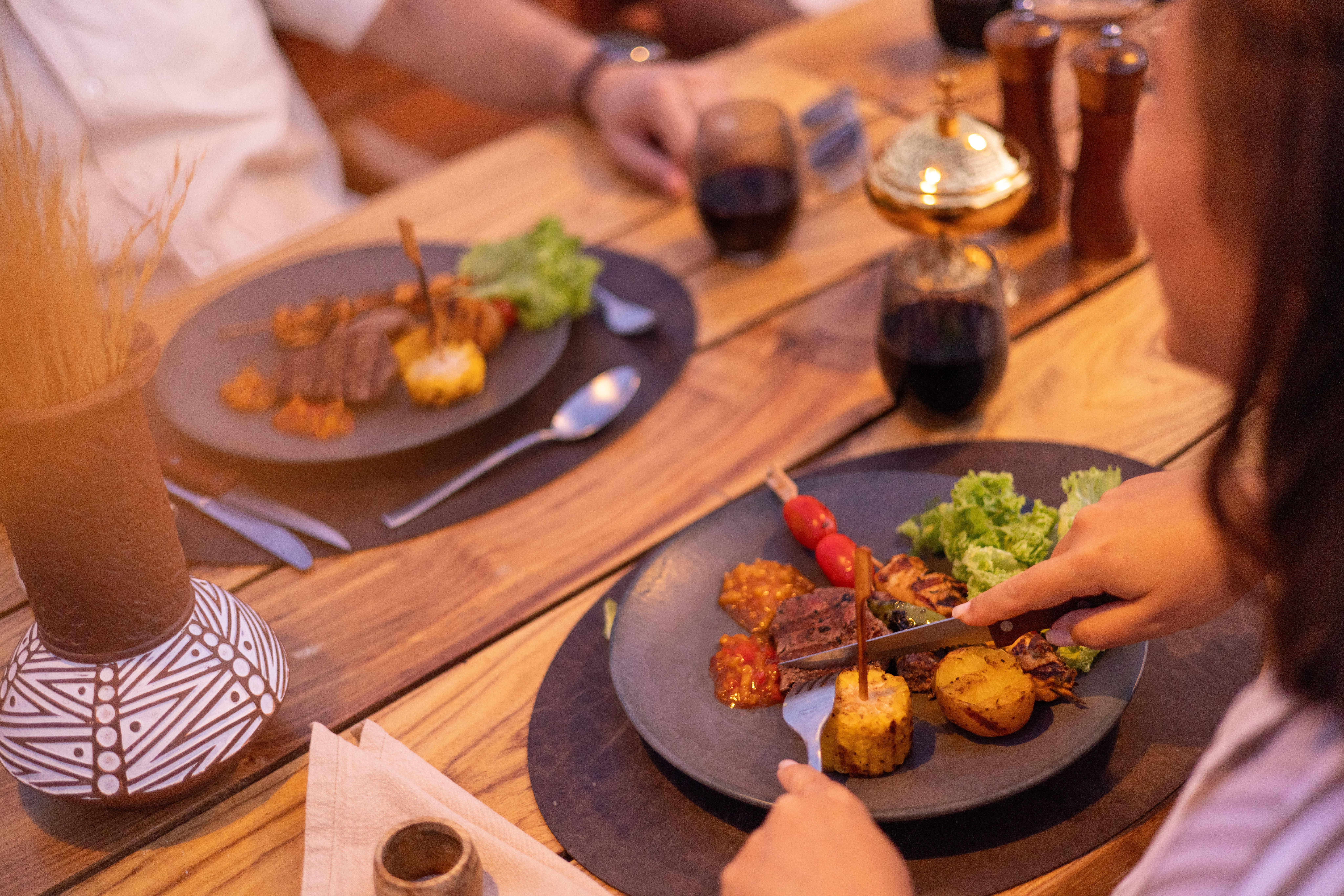 Le cœur du dîner se partage autour d’un barbecue soigneusement préparé, véritable moment de convivialité © Hero Experiences Group