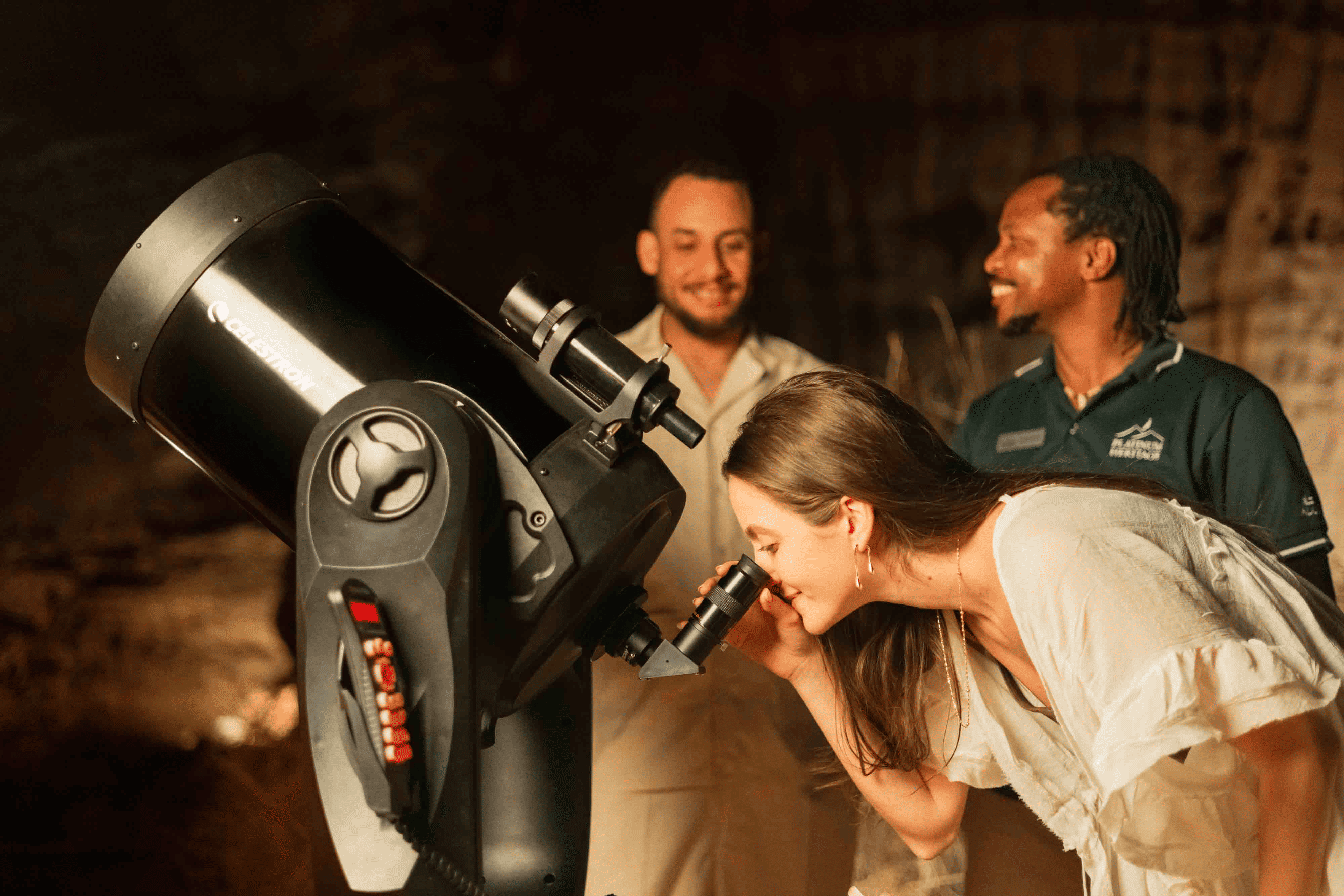 À travers le télescope, Saturne apparaît © Hero Experiences Group