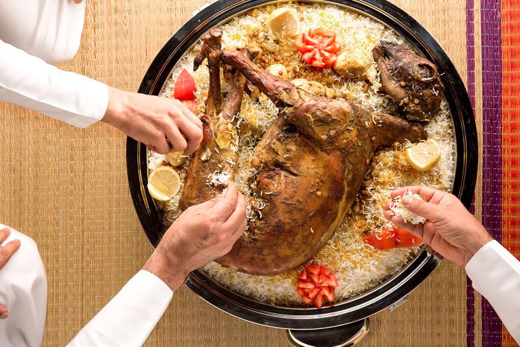 Al-Fanar est l’un des rares restaurants de cette liste à servir une cuisine émiratie inspirée de la tradition bédouine © DR