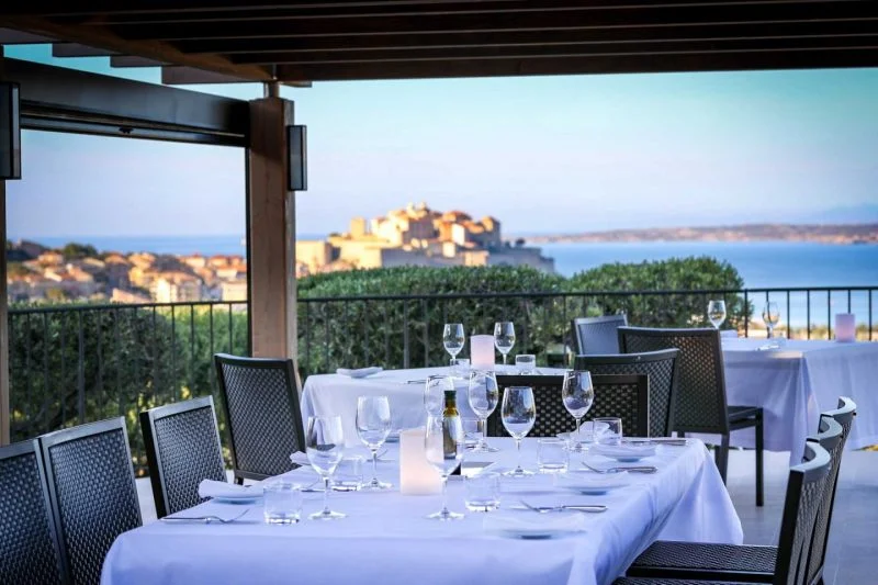 Un repas dans la villa avec une vue imprenable sur la mer © Villa Calvi 