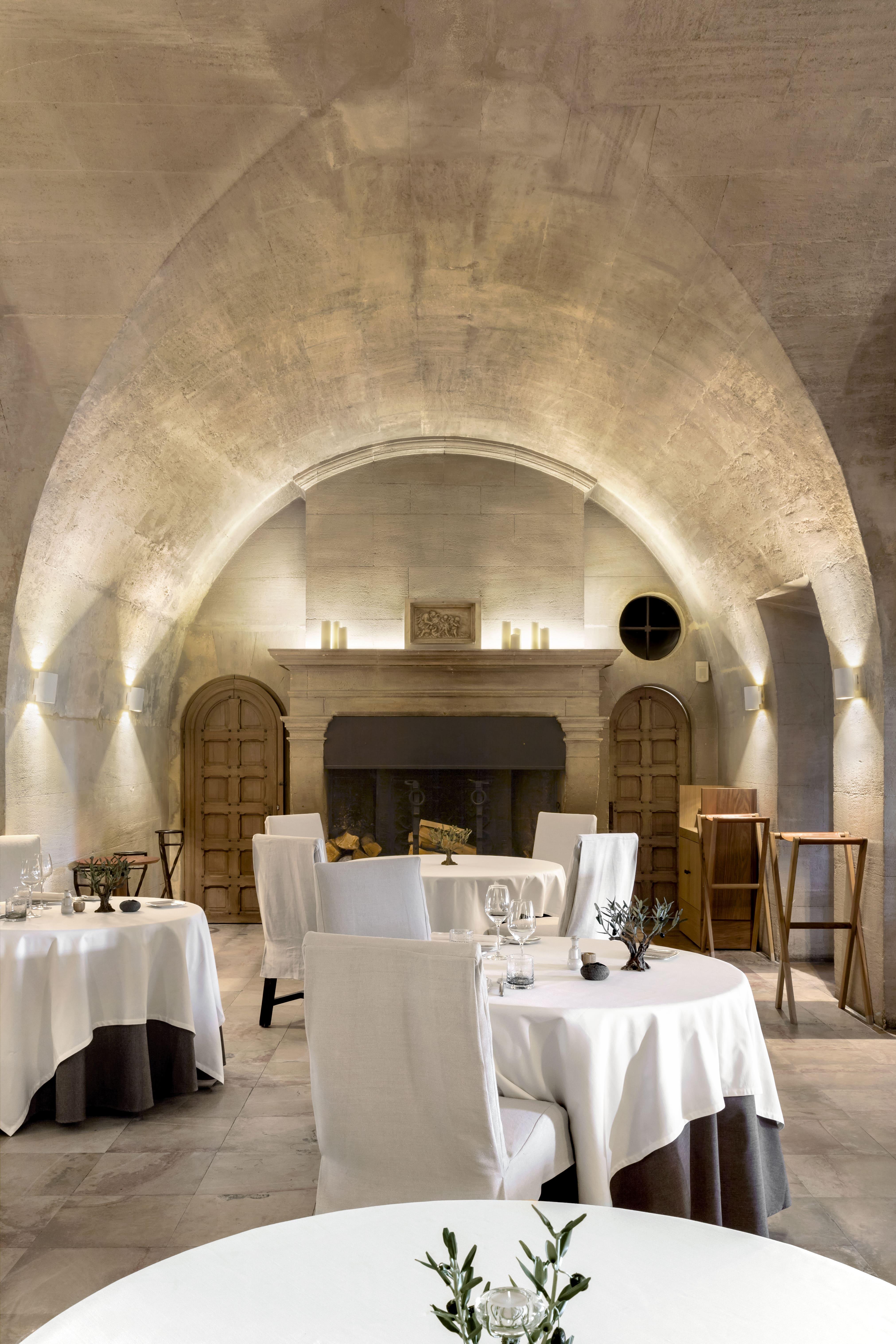  La salle du restaurant L’Oustau de Baumanière © Gabrielle Voinot