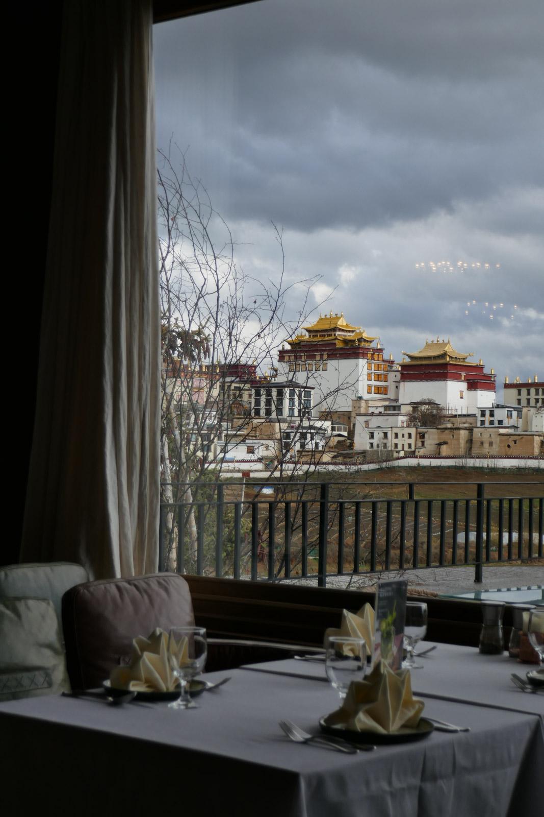 La vue sur le temple depuis l’hôtel Songtsam © PG
