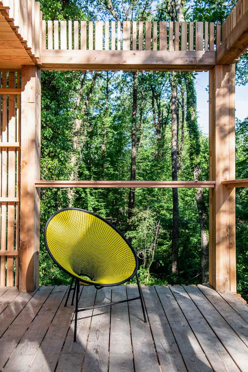 Les terrasses plongées dans la verdure au Loire Valley Lodge © Anne Emmanuelle Thion