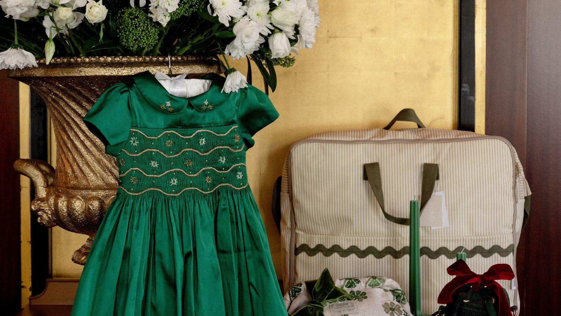 Un stand du marché de Noël au Fouquet’s Paris © The Reunion