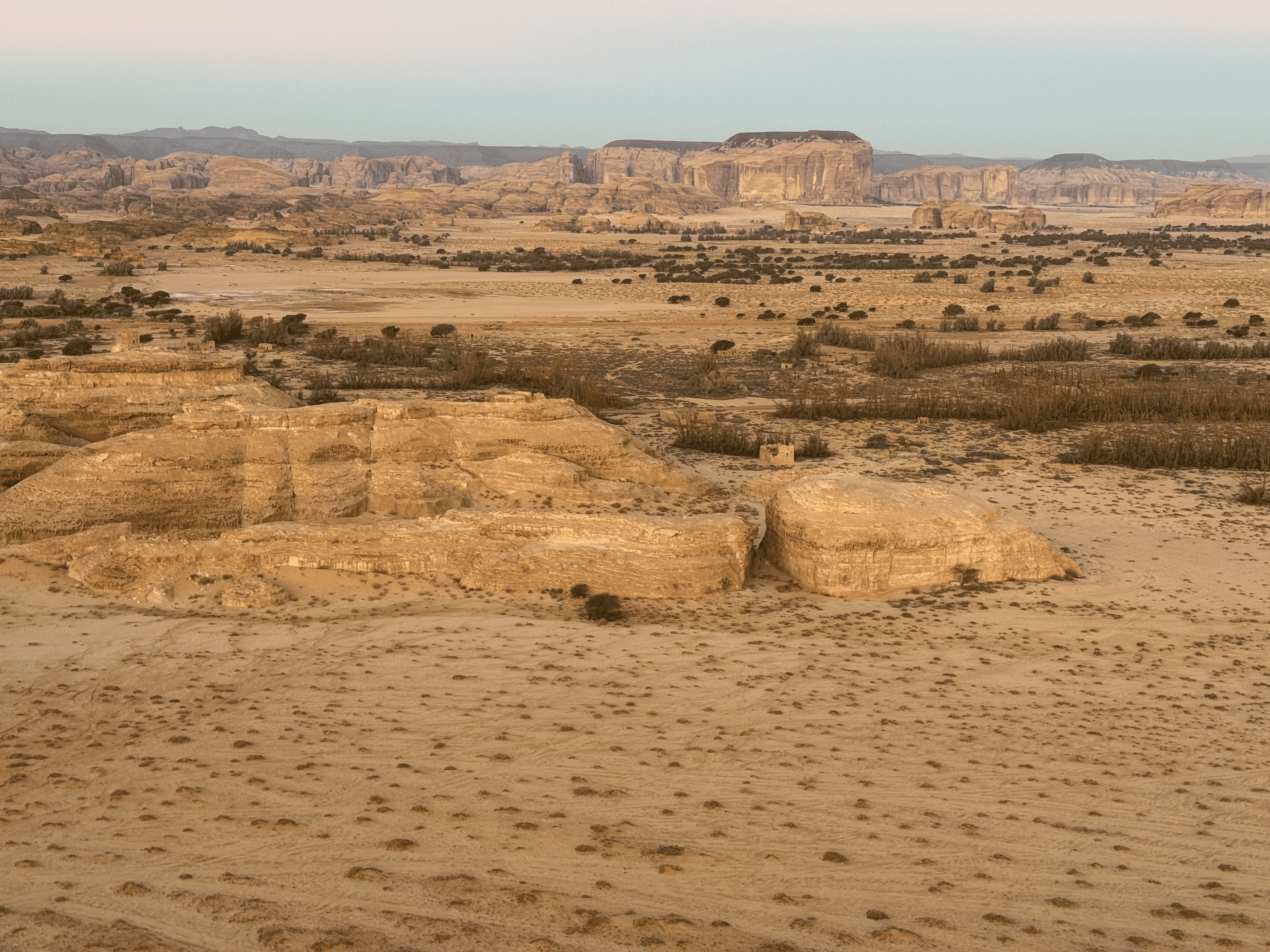 La nacelle s’élève, et soudain, Hegra apparaît © Hugues de Vaulx