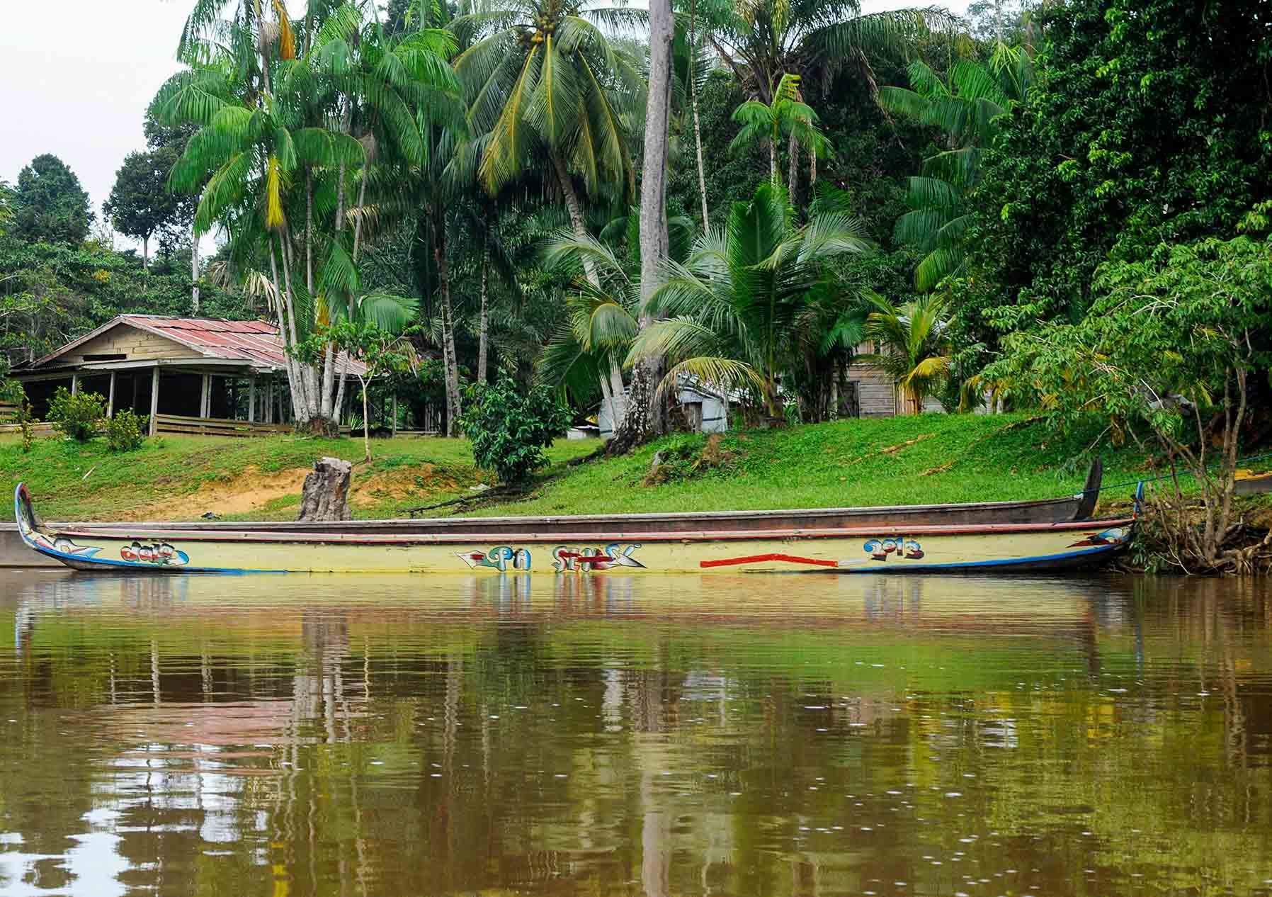 Un village sur les berges du Maroni © Jean-Emmanuel Hay