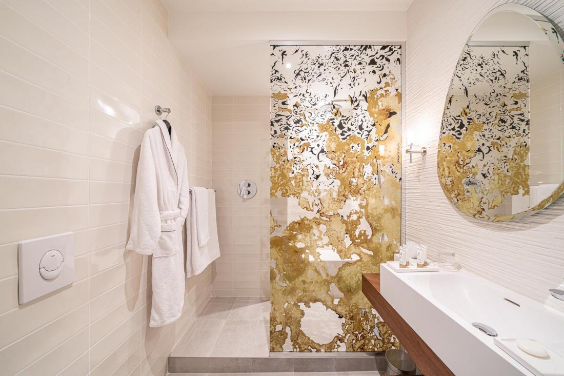Salle de bain à l’hôtel 5 étoiles la Caserne Chanzy à Reims © Naiim de la Lisière