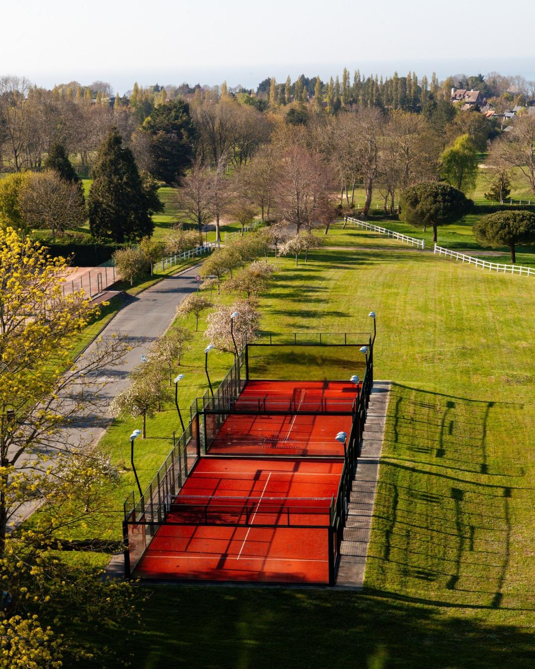Les terrains de padel de l’Hôtel du Golf, au cœur d’un espace raquettes panoramique © adenis_photo