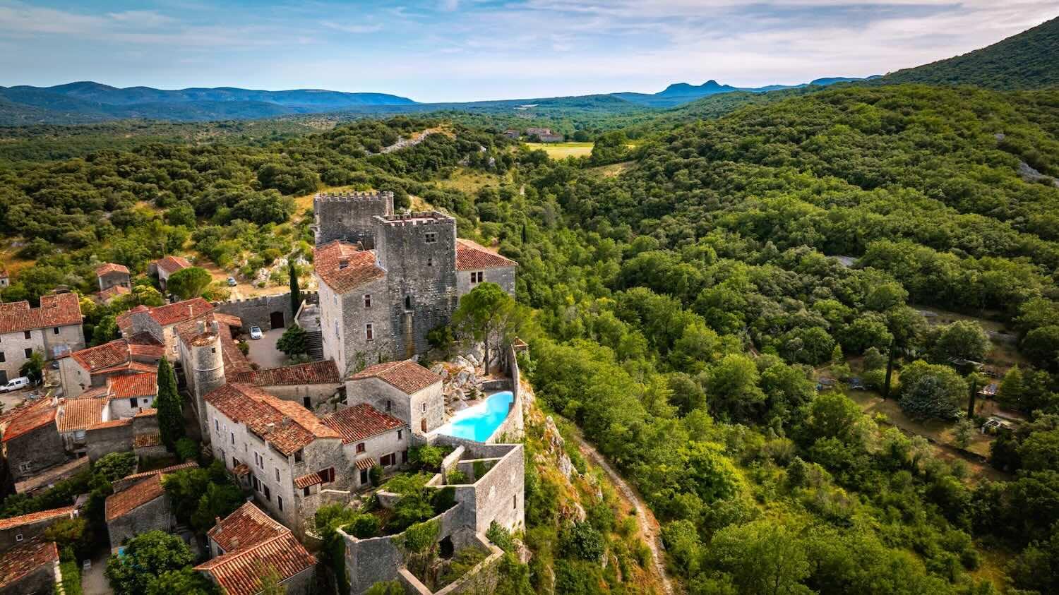 Le château de Brissac et ses deux tours médiévales dominent le village, au pied de la Séranne © DR