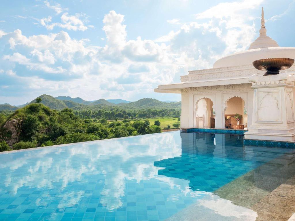 La piscine en rooftop du Raffles Jaipur