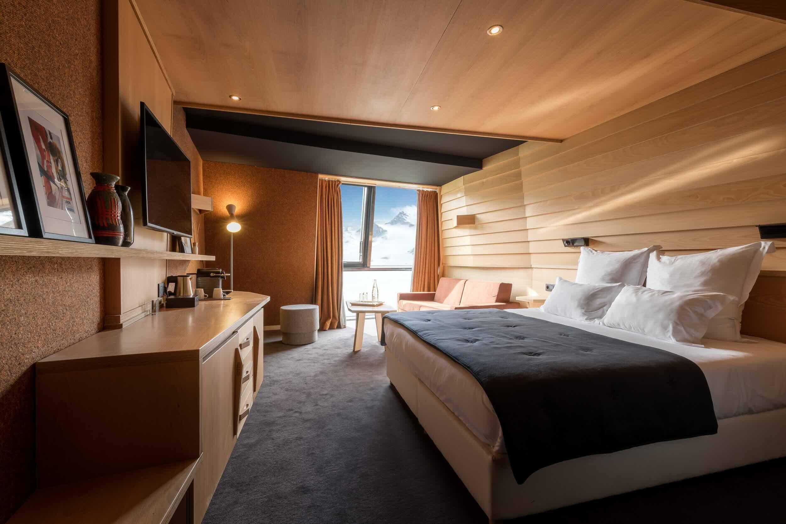 Chambre avec vue sur la montagne à l’hôtel Altapura Val Thorens © DR