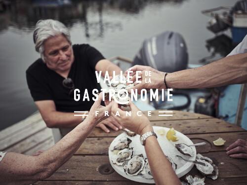 Partager des huitres au bord de l’eau © Vallée de la Gastronomie 